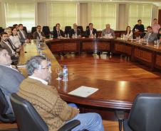 O secretário estadual do Meio Ambiente, Ricardo Soavinski, com o presidente da Fiep, Edson Luiz Compagnolo e o presidente do IAP, Tarcísio Mossato, entregam o Selo Clima Paraná, de reconhecimento às empresas que formularem e publicarem inventários de suas emissões de gases de efeito estufa. Curitiba, 06/11/2015. Foto: Pedro Ribas/ANPr