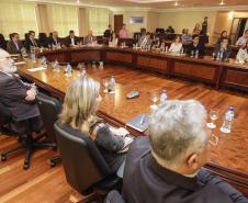 O secretário estadual do Meio Ambiente, Ricardo Soavinski, com o presidente da Fiep, Edson Luiz Compagnolo e o presidente do IAP, Tarcísio Mossato, entregam o Selo Clima Paraná, de reconhecimento às empresas que formularem e publicarem inventários de suas emissões de gases de efeito estufa. Curitiba, 06/11/2015. Foto: Pedro Ribas/ANPr