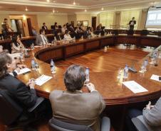 O secretário estadual do Meio Ambiente, Ricardo Soavinski, com o presidente da Fiep, Edson Luiz Compagnolo e o presidente do IAP, Tarcísio Mossato, entregam o Selo Clima Paraná, de reconhecimento às empresas que formularem e publicarem inventários de suas emissões de gases de efeito estufa. Curitiba, 06/11/2015. Foto: Pedro Ribas/ANPr