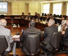 O secretário estadual do Meio Ambiente, Ricardo Soavinski, com o presidente da Fiep, Edson Luiz Compagnolo e o presidente do IAP, Tarcísio Mossato, entregam o Selo Clima Paraná, de reconhecimento às empresas que formularem e publicarem inventários de suas emissões de gases de efeito estufa. Curitiba, 06/11/2015. Foto: Pedro Ribas/ANPr