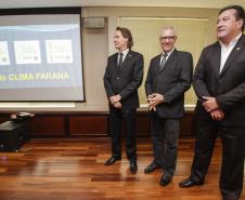 O secretário estadual do Meio Ambiente, Ricardo Soavinski, com o presidente da Fiep, Edson Luiz Compagnolo e o presidente do IAP, Tarcísio Mossato, entregam o Selo Clima Paraná, de reconhecimento às empresas que formularem e publicarem inventários de suas emissões de gases de efeito estufa. Curitiba, 06/11/2015. Foto: Pedro Ribas/ANPr