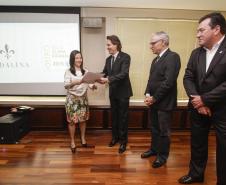 O secretário estadual do Meio Ambiente, Ricardo Soavinski, com o presidente da Fiep, Edson Luiz Compagnolo e o presidente do IAP, Tarcísio Mossato, entregam o Selo Clima Paraná, de reconhecimento às empresas que formularem e publicarem inventários de suas emissões de gases de efeito estufa. Curitiba, 06/11/2015. Foto: Pedro Ribas/ANPr