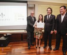 O secretário estadual do Meio Ambiente, Ricardo Soavinski, com o presidente da Fiep, Edson Luiz Compagnolo e o presidente do IAP, Tarcísio Mossato, entregam o Selo Clima Paraná, de reconhecimento às empresas que formularem e publicarem inventários de suas emissões de gases de efeito estufa. Curitiba, 06/11/2015. Foto: Pedro Ribas/ANPr