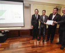 O secretário estadual do Meio Ambiente, Ricardo Soavinski, com o presidente da Fiep, Edson Luiz Compagnolo e o presidente do IAP, Tarcísio Mossato, entregam o Selo Clima Paraná, de reconhecimento às empresas que formularem e publicarem inventários de suas emissões de gases de efeito estufa. Curitiba, 06/11/2015. Foto: Pedro Ribas/ANPr