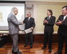 O secretário estadual do Meio Ambiente, Ricardo Soavinski, com o presidente da Fiep, Edson Luiz Compagnolo e o presidente do IAP, Tarcísio Mossato, entregam o Selo Clima Paraná, de reconhecimento às empresas que formularem e publicarem inventários de suas emissões de gases de efeito estufa. Curitiba, 06/11/2015. Foto: Pedro Ribas/ANPr