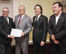 O secretário estadual do Meio Ambiente, Ricardo Soavinski, com o presidente da Fiep, Edson Luiz Compagnolo e o presidente do IAP, Tarcísio Mossato, entregam o Selo Clima Paraná, de reconhecimento às empresas que formularem e publicarem inventários de suas emissões de gases de efeito estufa. Curitiba, 06/11/2015. Foto: Pedro Ribas/ANPr