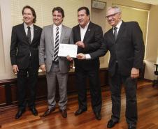 O secretário estadual do Meio Ambiente, Ricardo Soavinski, com o presidente da Fiep, Edson Luiz Compagnolo e o presidente do IAP, Tarcísio Mossato, entregam o Selo Clima Paraná, de reconhecimento às empresas que formularem e publicarem inventários de suas emissões de gases de efeito estufa. Curitiba, 06/11/2015. Foto: Pedro Ribas/ANPr
