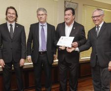 O secretário estadual do Meio Ambiente, Ricardo Soavinski, com o presidente da Fiep, Edson Luiz Compagnolo e o presidente do IAP, Tarcísio Mossato, entregam o Selo Clima Paraná, de reconhecimento às empresas que formularem e publicarem inventários de suas emissões de gases de efeito estufa. Curitiba, 06/11/2015. Foto: Pedro Ribas/ANPr