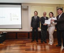 O secretário estadual do Meio Ambiente, Ricardo Soavinski, com o presidente da Fiep, Edson Luiz Compagnolo e o presidente do IAP, Tarcísio Mossato, entregam o Selo Clima Paraná, de reconhecimento às empresas que formularem e publicarem inventários de suas emissões de gases de efeito estufa. Curitiba, 06/11/2015. Foto: Pedro Ribas/ANPr