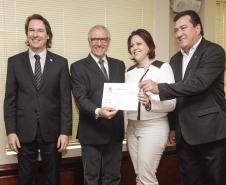 O secretário estadual do Meio Ambiente, Ricardo Soavinski, com o presidente da Fiep, Edson Luiz Compagnolo e o presidente do IAP, Tarcísio Mossato, entregam o Selo Clima Paraná, de reconhecimento às empresas que formularem e publicarem inventários de suas emissões de gases de efeito estufa. Curitiba, 06/11/2015. Foto: Pedro Ribas/ANPr