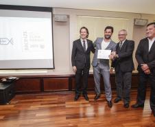 O secretário estadual do Meio Ambiente, Ricardo Soavinski, com o presidente da Fiep, Edson Luiz Compagnolo e o presidente do IAP, Tarcísio Mossato, entregam o Selo Clima Paraná, de reconhecimento às empresas que formularem e publicarem inventários de suas emissões de gases de efeito estufa. Curitiba, 06/11/2015. Foto: Pedro Ribas/ANPr