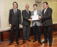 O secretário estadual do Meio Ambiente, Ricardo Soavinski, com o presidente da Fiep, Edson Luiz Compagnolo e o presidente do IAP, Tarcísio Mossato, entregam o Selo Clima Paraná, de reconhecimento às empresas que formularem e publicarem inventários de suas emissões de gases de efeito estufa. Curitiba, 06/11/2015. Foto: Pedro Ribas/ANPr