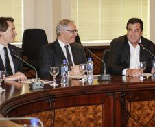 O secretário estadual do Meio Ambiente, Ricardo Soavinski, com o presidente da Fiep, Edson Luiz Compagnolo e o presidente do IAP, Tarcísio Mossato, entregam o Selo Clima Paraná, de reconhecimento às empresas que formularem e publicarem inventários de suas emissões de gases de efeito estufa. Curitiba, 06/11/2015. Foto: Pedro Ribas/ANPr