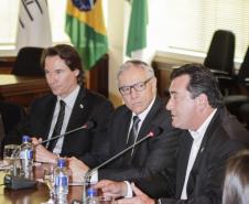 O secretário estadual do Meio Ambiente, Ricardo Soavinski, com o presidente da Fiep, Edson Luiz Compagnolo e o presidente do IAP, Tarcísio Mossato, entregam o Selo Clima Paraná, de reconhecimento às empresas que formularem e publicarem inventários de suas emissões de gases de efeito estufa. Curitiba, 06/11/2015. Foto: Pedro Ribas/ANPr