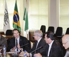 O secretário estadual do Meio Ambiente, Ricardo Soavinski, com o presidente da Fiep, Edson Luiz Compagnolo e o presidente do IAP, Tarcísio Mossato, entregam o Selo Clima Paraná, de reconhecimento às empresas que formularem e publicarem inventários de suas emissões de gases de efeito estufa. Curitiba, 06/11/2015. Foto: Pedro Ribas/ANPr