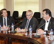 O secretário estadual do Meio Ambiente, Ricardo Soavinski, com o presidente da Fiep, Edson Luiz Compagnolo e o presidente do IAP, Tarcísio Mossato, entregam o Selo Clima Paraná, de reconhecimento às empresas que formularem e publicarem inventários de suas emissões de gases de efeito estufa. Curitiba, 06/11/2015. Foto: Pedro Ribas/ANPr