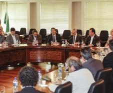 O secretário estadual do Meio Ambiente, Ricardo Soavinski, com o presidente da Fiep, Edson Luiz Compagnolo e o presidente do IAP, Tarcísio Mossato, entregam o Selo Clima Paraná, de reconhecimento às empresas que formularem e publicarem inventários de suas emissões de gases de efeito estufa. Curitiba, 06/11/2015. Foto: Pedro Ribas/ANPr