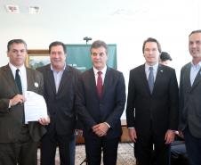 Governador Beto Richa anuncia 28 unidades geradoras de energia no Paraná, são Pequenas Centrais Hidrelétricas (PCHs), Centrais Geradoras Hidrelétricas (CGHs), termoelétrica e biodigestor, que somam 183,4 MW de energia. O investimento é de quase R$ 1 bilhão.Curitiba, 11/11/2015.Foto: Orlando Kissner/ANPr