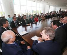 Governador Beto Richa anuncia 28 unidades geradoras de energia no Paraná, são Pequenas Centrais Hidrelétricas (PCHs), Centrais Geradoras Hidrelétricas (CGHs), termoelétrica e biodigestor, que somam 183,4 MW de energia. O investimento é de quase R$ 1 bilhão.Curitiba, 11/11/2015.Foto: Orlando Kissner/ANPr
