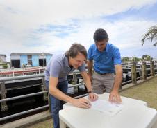 O secretário de Meio Ambiente e Recursos Hídricos, vistoria o trapiche do porte de Pontal do Sul e Assina convênio com o prefeito daquele município, Edgar Rossi.Pontal do Sul, 19-12-15.Foto: Arnaldo Alves / ANPr.