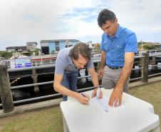 O secretário de Meio Ambiente e Recursos Hídricos, vistoria o trapiche do porte de Pontal do Sul e Assina convênio com o prefeito daquele município, Edgar Rossi.Pontal do Sul, 19-12-15.Foto: Arnaldo Alves / ANPr.