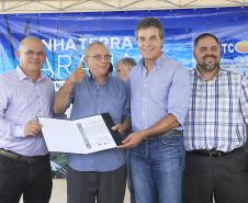 Governador Beto Richa entrega títulos de terra de 181 propriedades de pequenos produtores de Paranaguá, no litoral paranaense. Participaram da solenidade o presidente do Instituto de Terras, Cartografia e Geociências - ITCG, Amilcar  Cabral, os prefeitos Edison Karsten, de Paranaguá, e Evani Justus, de Guaratuba e os deputados Alexandre Curi, Artagão Junior, e Nelson Justus, entre outras autoridades. N/F: Rodolfo Reded.Paranaguá, 19-02-16.Foto: Arnaldo Alves / ANPr.