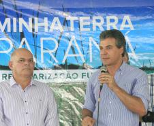 Governador Beto Richa entrega títulos de terra de 181 propriedades de pequenos produtores de Paranaguá, no litoral paranaense. Participaram da solenidade o presidente do Instituto de Terras, Cartografia e Geociências - ITCG, Amilcar  Cabral, os prefeitos Edison Karsten, de Paranaguá, e Evani Justus, de Guaratuba e os deputados Alexandre Curi, Artagão Junior, e Nelson Justus, entre outras autoridades.Paranaguá, 19-02-16.Foto: Arnaldo Alves / ANPr.