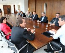 Governador Beto Richa recebe os secretários Ricardo Soavinski , do Meio Ambiente e Recursos Hídricos; Silvio Barros, do Planejamento e Coordenação Geral; Flávio Arns, Secretaria Especial para Assuntos Estratégicos e Alice Alexandre, diretora executiva do Instituto Life.Curitiba, 01/03/2016.Foto: Orlando Kissner/ANPr