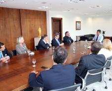Governador Beto Richa recebe os secretários Ricardo Soavinski , do Meio Ambiente e Recursos Hídricos; Silvio Barros, do Planejamento e Coordenação Geral; Flávio Arns, Secretaria Especial para Assuntos Estratégicos e Alice Alexandre, diretora executiva do Instituto Life.Curitiba, 01/03/2016.Foto: Orlando Kissner/ANPr