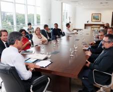 Governador Beto Richa recebe os secretários Ricardo Soavinski , do Meio Ambiente e Recursos Hídricos; Silvio Barros, do Planejamento e Coordenação Geral; Flávio Arns, Secretaria Especial para Assuntos Estratégicos e Alice Alexandre, diretora executiva do Instituto Life.Curitiba, 01/03/2016.Foto: Orlando Kissner/ANPr