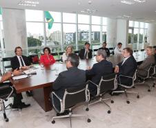 Governador Beto Richa recebe os secretários Ricardo Soavinski , do Meio Ambiente e Recursos Hídricos; Silvio Barros, do Planejamento e Coordenação Geral; Flávio Arns, Secretaria Especial para Assuntos Estratégicos e Alice Alexandre, diretora executiva do Instituto Life.Curitiba, 01/03/2016.Foto: Orlando Kissner/ANPr