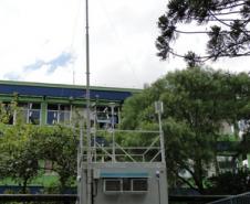 O Instituto Ambiental do Paraná (IAP) recebeu uma nova estação de monitoramento da qualidade do ar, que irá se somar às já existentes e a outras seis que serão entregues ainda esse ano. O equipamento chegou nesta segunda-feira (7).Curitiba, 07/03/2016.Foto: Divulgação IAP