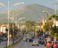 Centro de Piraquara, Região Metropolitana do Paraná, com o Morro do Anhangava ao fundo.Foto: Bruno Oliveira