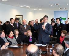 O governador Beto Richa assina convênios com 34 municípios para a compra de caminhões para coleta seletiva de lixo. A assinatura dos convênios foi acompanhada pela secretária da Família e Desenvolvimento Social, Fernanda Richa, pelo presidente da Assembleia Legislativa, Ademar Traiano, pelo líder do governo na Assembleia Legislativa, Luiz Claudio Romanelli, pelo chefe da Casa Civil, Valdir Rossoni, deputados estaduais e prefeitos.Curitiba, 21/06/2016.Foto: Orlando Kissner/ANPr