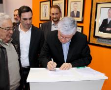 O Governo do Estado liberou para a prefeitura de Campo Largo uma área onde será instalado o novo distrito industrial do município. O decreto que autoriza o uso do terreno, assinado pelo governador Beto Richa, foi entregue à comunidade local na noite de quarta-feira (29/06) pelo chefe da Casa Civil, Valdir Rossoni, em evento realizado na Associação Comercial, Industrial e Agropecuária de Campo Largo (Acicla). Campo Largo, 29/06/2016.Foto: Divulgação
