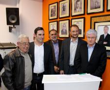 O Governo do Estado liberou para a prefeitura de Campo Largo uma área onde será instalado o novo distrito industrial do município. O decreto que autoriza o uso do terreno, assinado pelo governador Beto Richa, foi entregue à comunidade local na noite de quarta-feira (29/06) pelo chefe da Casa Civil, Valdir Rossoni, em evento realizado na Associação Comercial, Industrial e Agropecuária de Campo Largo (Acicla). Campo Largo, 29/06/2016.Foto: Divulgação