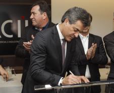 Governador Beto Richa entrega certificado de descentralização do licenciamento, monitoramento e fiscalização ambiental de Londrina. Presentes, o diretor presidente do IAP, Luiz Tarcisio Mossato Pinto, o presidente da Copel, Luiz Fernando Leone, os deputados federais, Alex Canziani e Luiz Carlos Hauly, deputados estaduais, Tiago Amaral e Cobra Repórter, o diretor do BRDE, Orlando Pessuti e demais autoridades. Foto: Pedro Ribas/ANPr