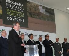 Governador Beto Richa assina decreto que cria o Programa Integrado de Conservação de Solo e Água do Paraná. Participaram da solenidade, o secretário da Agricultura e do Abastecimento, Norberto Ortigara; o vice-presidente e diretor Administrativo do BRDE, Orlando Pessuti; secretário do Meio Ambiente e Recursos Hídricos, Antônio Bonetti; presidente da Sanepar, Mounir Chaowiche; prefeitos, deputados e representantes da iniciativa privada.Curitiba, 29/08/2016.Foto: Orlando Kissner/ANPr