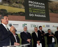 Governador Beto Richa assina decreto que cria o Programa Integrado de Conservação de Solo e Água do Paraná. Participaram da solenidade, o secretário da Agricultura e do Abastecimento, Norberto Ortigara; o vice-presidente e diretor Administrativo do BRDE, Orlando Pessuti; secretário do Meio Ambiente e Recursos Hídricos, Antônio Bonetti; presidente da Sanepar, Mounir Chaowiche; prefeitos, deputados e representantes da iniciativa privada.Curitiba, 29/08/2016.Foto: Orlando Kissner/ANPr