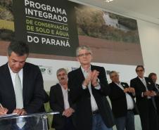 Governador Beto Richa assina decreto que cria o Programa Integrado de Conservação de Solo e Água do Paraná. Participaram da solenidade, o secretário da Agricultura e do Abastecimento, Norberto Ortigara; o vice-presidente e diretor Administrativo do BRDE, Orlando Pessuti; secretário do Meio Ambiente e Recursos Hídricos, Antônio Bonetti; presidente da Sanepar, Mounir Chaowiche; prefeitos, deputados e representantes da iniciativa privada.Curitiba, 29/08/2016.Foto: Orlando Kissner/ANPr