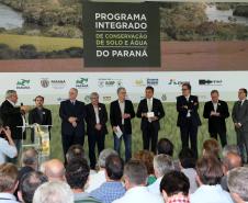 Governador Beto Richa assina decreto que cria o Programa Integrado de Conservação de Solo e Água do Paraná. Participaram da solenidade, o secretário da Agricultura e do Abastecimento, Norberto Ortigara; o vice-presidente e diretor Administrativo do BRDE, Orlando Pessuti; secretário do Meio Ambiente e Recursos Hídricos, Antônio Bonetti; presidente da Sanepar, Mounir Chaowiche; prefeitos, deputados e representantes da iniciativa privada.Curitiba, 29/08/2016.Foto: Orlando Kissner/ANPr