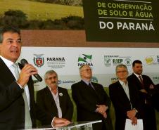 Governador Beto Richa assina decreto que cria o Programa Integrado de Conservação de Solo e Água do Paraná. Participaram da solenidade, o secretário da Agricultura e do Abastecimento, Norberto Ortigara; o vice-presidente e diretor Administrativo do BRDE, Orlando Pessuti; secretário do Meio Ambiente e Recursos Hídricos, Antônio Bonetti; presidente da Sanepar, Mounir Chaowiche; prefeitos, deputados e representantes da iniciativa privada.Curitiba, 29/08/2016.Foto: Orlando Kissner/ANPr