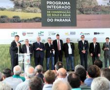 Governador Beto Richa assina decreto que cria o Programa Integrado de Conservação de Solo e Água do Paraná. Participaram da solenidade, o secretário da Agricultura e do Abastecimento, Norberto Ortigara; o vice-presidente e diretor Administrativo do BRDE, Orlando Pessuti; secretário do Meio Ambiente e Recursos Hídricos, Antônio Bonetti; presidente da Sanepar, Mounir Chaowiche; prefeitos, deputados e representantes da iniciativa privada.Curitiba, 29/08/2016.Foto: Orlando Kissner/ANPr