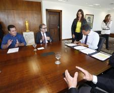 O governador Beto Richa  assina contrato de gestão, entre Simepar, Secretaria do Meio Ambiente, Instituto Ambiental do Paraná e Secretaria da Ciência, Tecnologia e Ensino Superior, para monitoramento e análise do Cadastro Ambiental e Rural