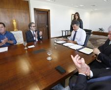 O governador Beto Richa  assina contrato de gestão, entre Simepar, Secretaria do Meio Ambiente, Instituto Ambiental do Paraná e Secretaria da Ciência, Tecnologia e Ensino Superior, para monitoramento e análise do Cadastro Ambiental e Rural