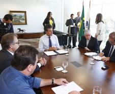 O governador Beto Richa  assina contrato de gestão, entre Simepar, Secretaria do Meio Ambiente, Instituto Ambiental do Paraná e Secretaria da Ciência, Tecnologia e Ensino Superior, para monitoramento e análise do Cadastro Ambiental e Rural