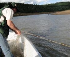A pesca de espécies nativas estará proibida a partir desta terça-feira (01) em todos os rios do Paraná devido à piracema, época em que a maioria das espécies se reproduz. Até o dia 28 de fevereiro de 2017, espécies como dourado, lambari, bagre, jaú e pintado, entre outras, estarão protegidas, de acordo com instrução do Ibama (nº 25/2009), e reforçada no Estado por portaria do IAP (nº 206/2016).Foto: IAP/Arquivo ANPr