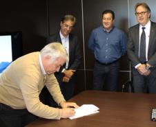 Regulamentação Aquaviária do Paraná - O Governo do Paraná e as prefeituras de Paranaguá e Pontal do Paraná assinaram nesta segunda-feira (21) o convênio para a regulamentação dos terminais de embarque e o transporte de passageiros para a Ilha Mel.  Curitiba, 21/11/2016 - Foto: Henrick Loyola Porzycki.
