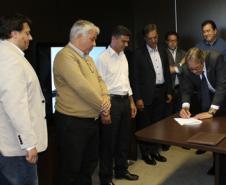 Regulamentação Aquaviária do Paraná - O Governo do Paraná e as prefeituras de Paranaguá e Pontal do Paraná assinaram nesta segunda-feira (21) o convênio para a regulamentação dos terminais de embarque e o transporte de passageiros para a Ilha Mel.  Curitiba, 21/11/2016 - Foto: Henrick Loyola Porzycki.