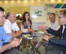 O Paraná poderá ganhar nos próximos anos várias novas áreas protegidas. Este foi um dos assuntos mais procurados pelos futuros gestores no estande da Secretaria Estadual do Meio Ambiente, que participa junto com suas instituições vinculadas do Encontro de Prefeitos e Prefeitas Eleitos, em Foz do Iguaçu. Foz do Iguaçu, 01/12/2016.Foto: Divulgação SEMA